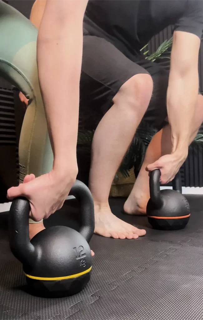 Funktionellees Training zuhause mit Kettlebells. Kraftaufbau ohne Fitnessstudio.